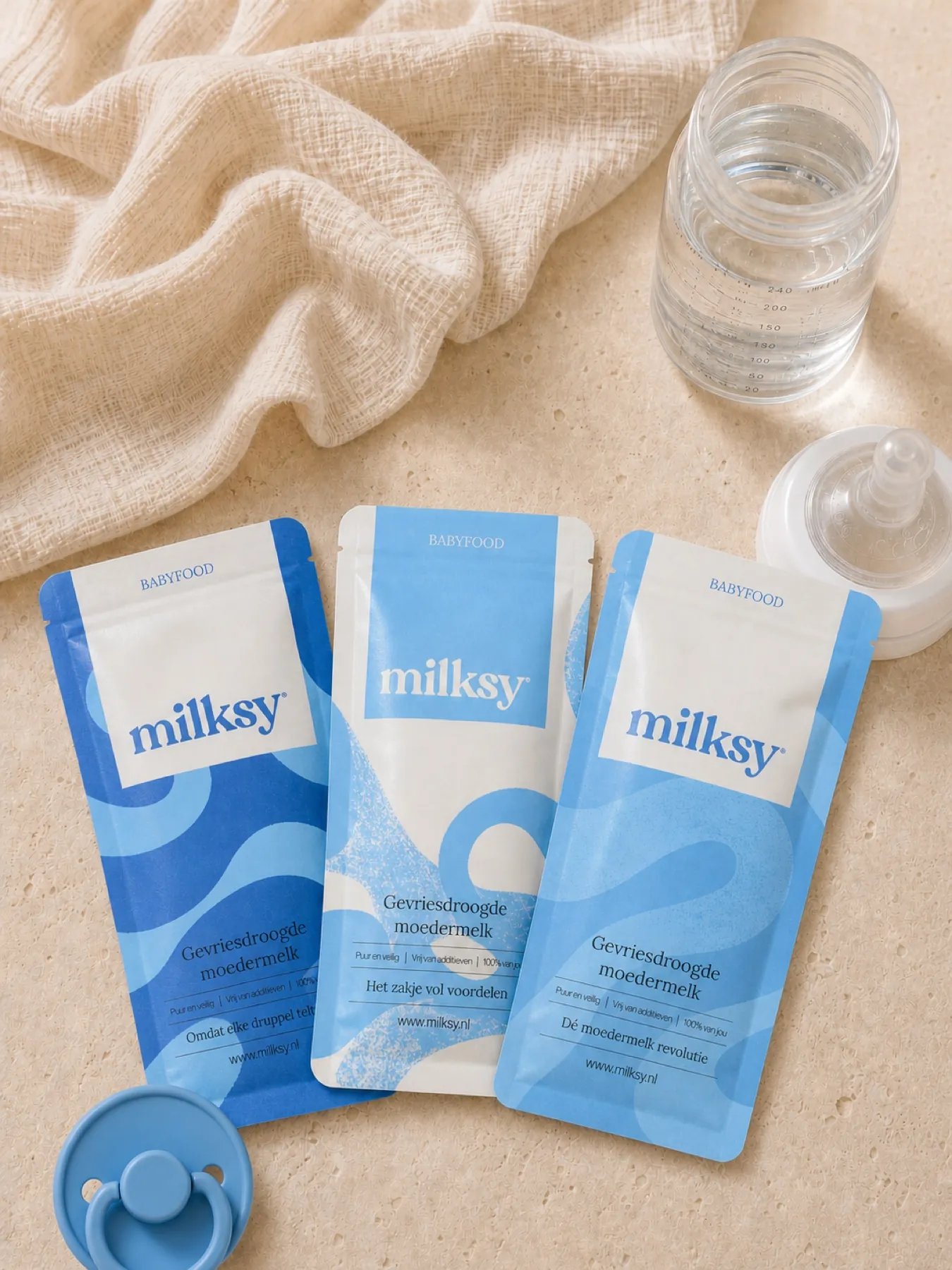 Drie Milksy Babyfood zakjes met babyfles