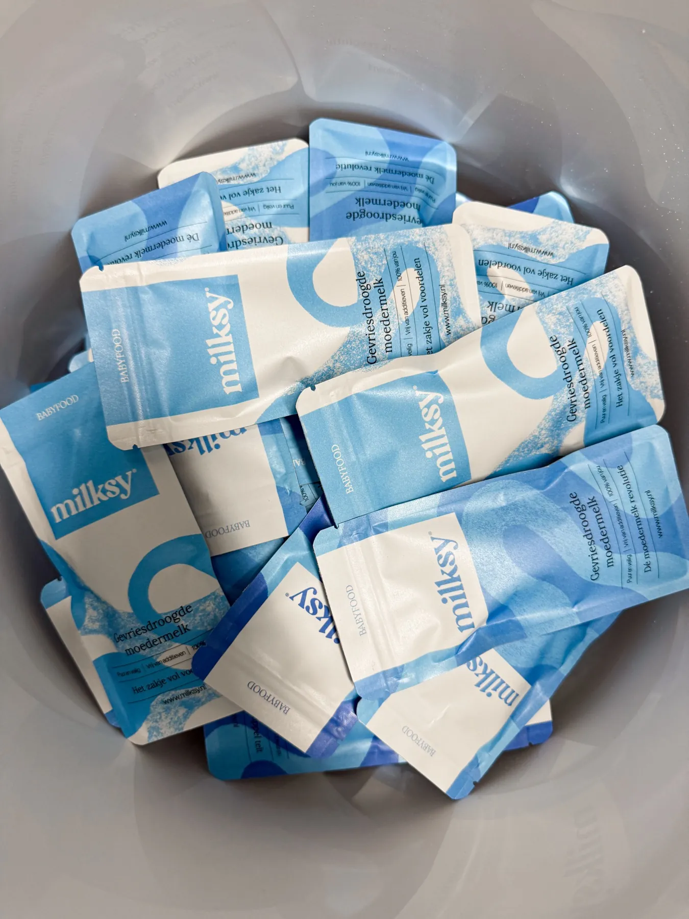 Een verzameling gevulde Milksy zakjes